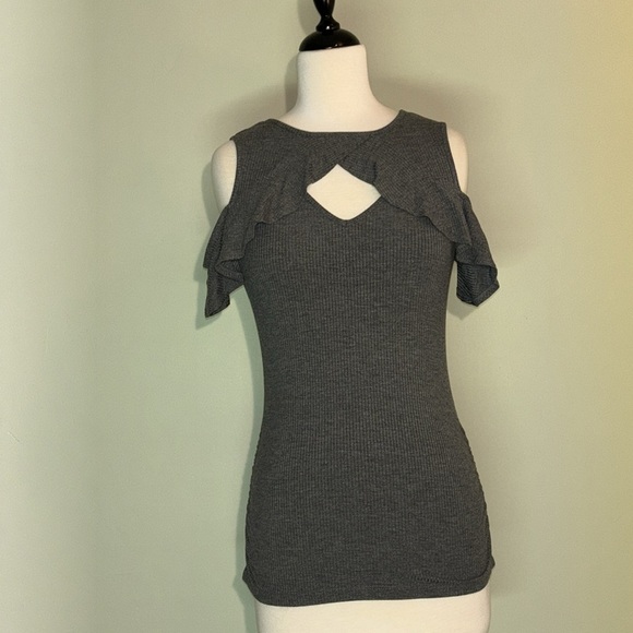 CANDIE’S gray top blouse with keyhole design and cold shoulder women’s size XS - Picture 2 of 9